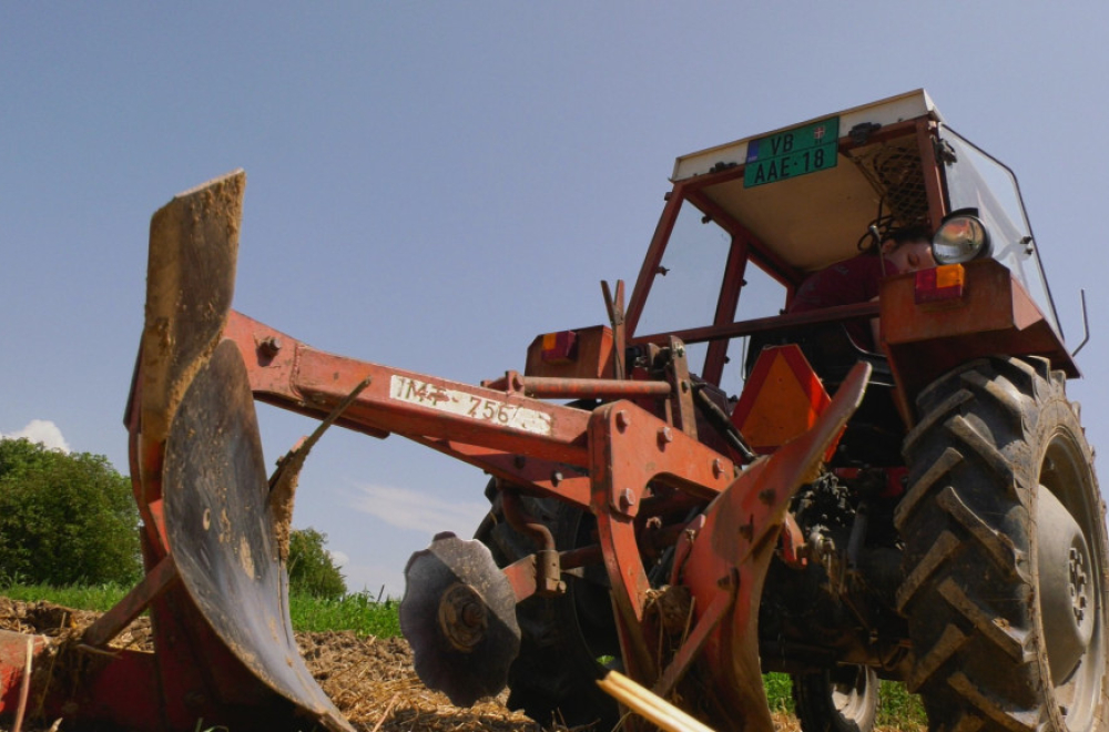 Bahati vozači u Subotici: Jedan seo na traktor i povredio dvoje ljudi, drugi pijan vozio bez dozvole