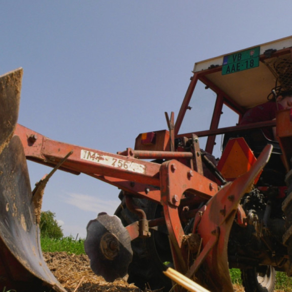 Bahati vozači u Subotici: Jedan seo na traktor i povredio dvoje ljudi, drugi pijan vozio bez dozvole