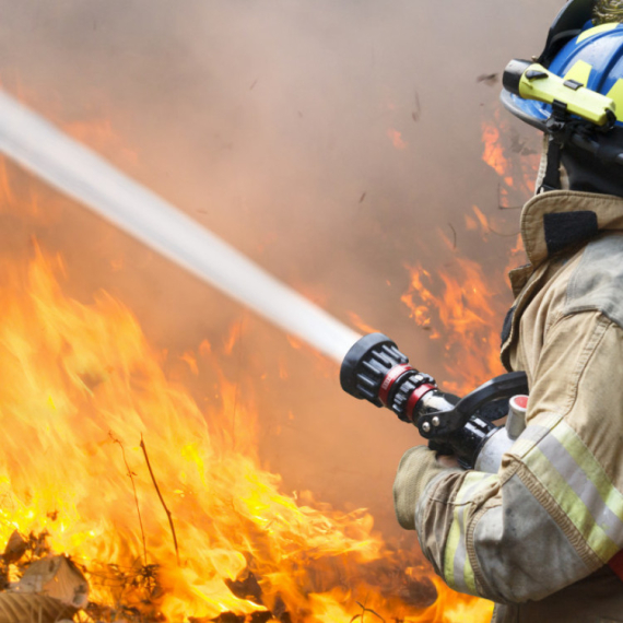 Lokalizovan požar u Beogradu: Izgoreo objekat, više od 40 vatrogasaca bilo na terenu VIDEO