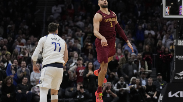 Strus "bombom" sa svoje polovine poništio Dončićevih 45 poena VIDEO