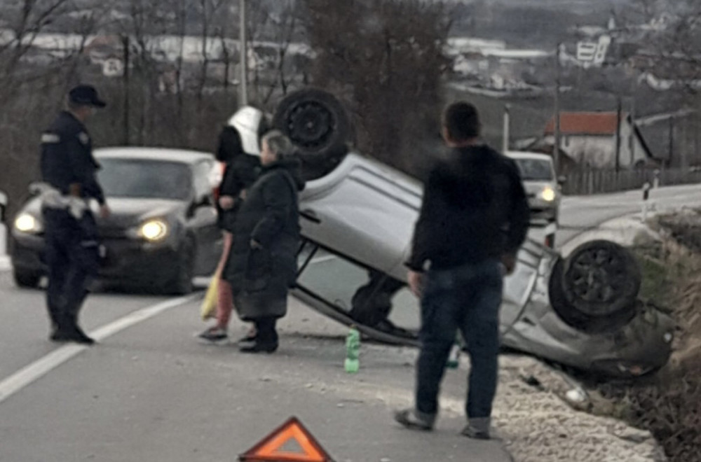 Teška saobraćajna nezgoda kod Topole: Automobil završio na krovu