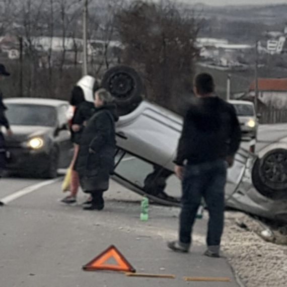 Teška saobraćajna nezgoda kod Topole: Automobil završio na krovu