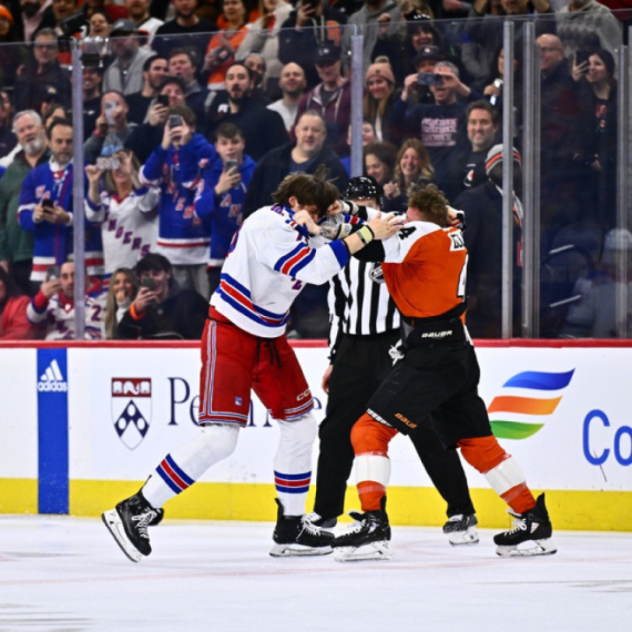 Hokejaši se tukli skoro ceo minut VIDEO