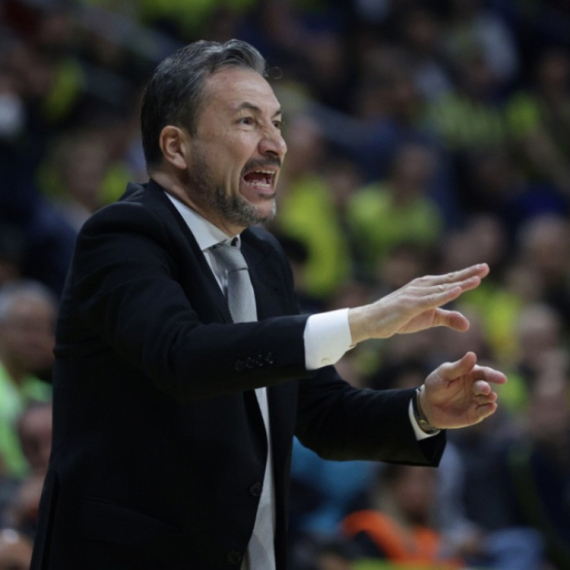 Efes se oglasio zbog trenera