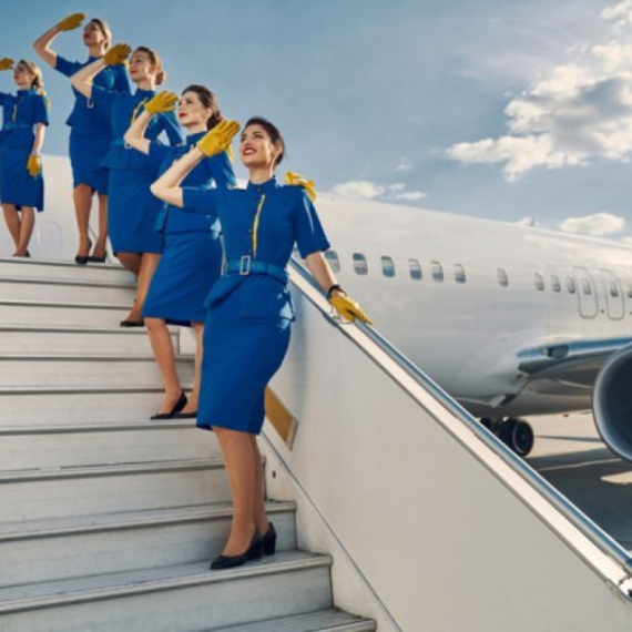 Zašto posada aviona sedi na dlanovima tokom poletanja? VIDEO