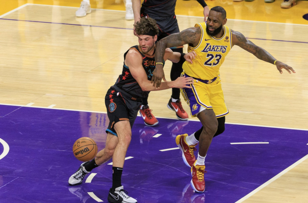 Dejvis bez pogođene trojke ubacio 40 poena – Lebron mora da juri istoriju protiv Jokića