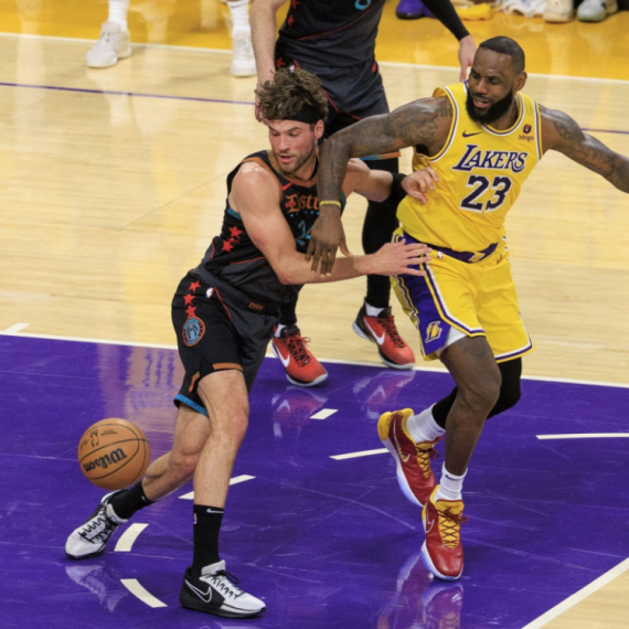 Dejvis bez pogođene trojke ubacio 40 poena – Lebron mora da juri istoriju protiv Jokića