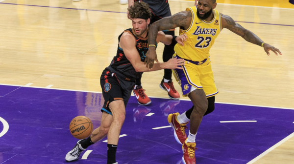 Dejvis bez pogođene trojke ubacio 40 poena – Lebron mora da juri istoriju protiv Jokića