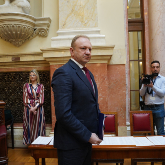 "Grmi" na društvenim mrežama: "Jadni mali Đilas..., da mu pošaljemo SMS" VIDEO