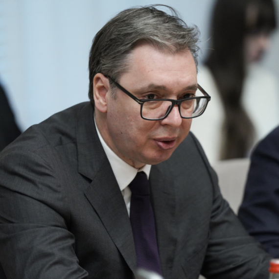 Dat nalog tužilaštvu: Radi se na identifikaciji lica koja su ispisala grafite kojima prete Vučiću