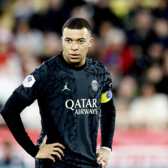 Mbape zamenjen na poluvremenu: Telefonirao, pa seo na tribine pored majke VIDEO