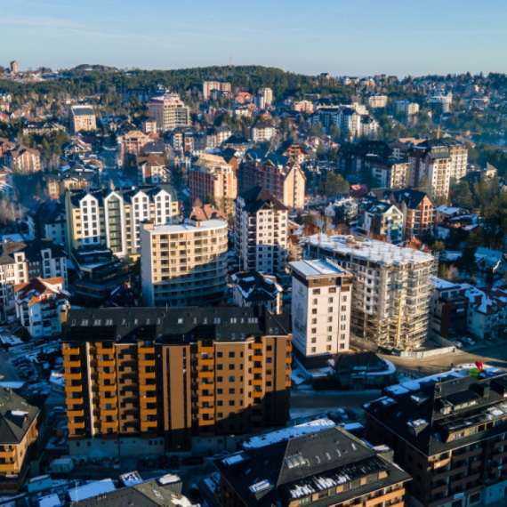 Snimak jedne devojke sa Zlatibora izazvao lavinu komentara: "Ko te tera da ideš tamo?" VIDEO