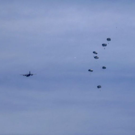 Stigla prva pomoć iz vazduha: Dostavljeno 38.000 obroka