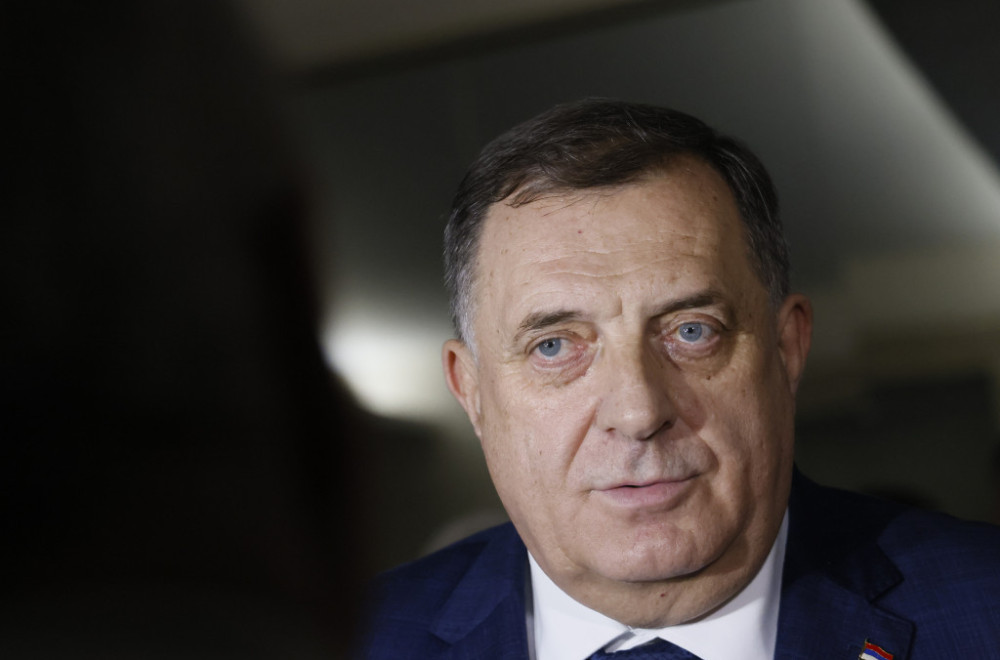 Dodik: Odsjaj na nebu na letu do Niša u bojama srpske trobojke FOTO/VIDEO