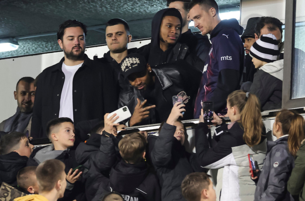 Košarkaši Partizana slavili sa fudbalerima u svlačionici VIDEO