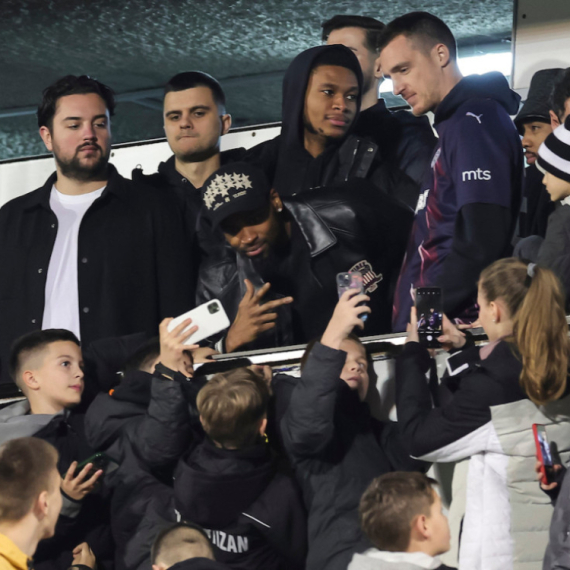 Košarkaši Partizana slavili sa fudbalerima u svlačionici VIDEO