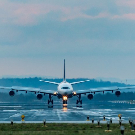 Trend na TikToku "zaludeo" korisnike: Umesto udobnog leta, mladi izazivaju opasnost? VIDEO