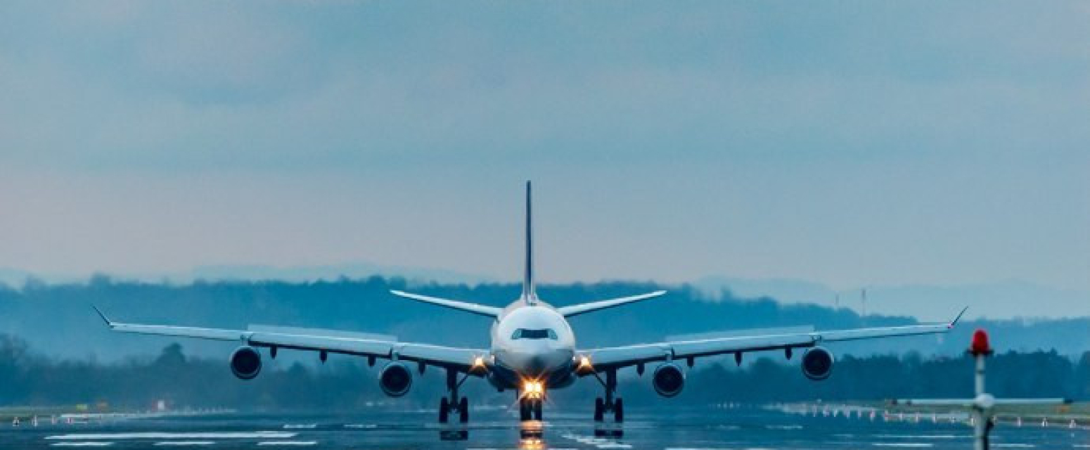 Trend na TikToku "zaludeo" korisnike: Umesto udobnog leta, mladi izazivaju opasnost? VIDEO