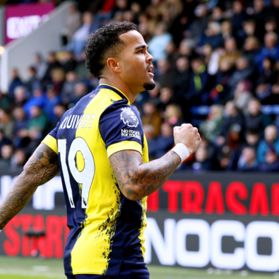 Prva pobeda Bornmut u 2024 – Barnli jednom nogom u Čempionšipu