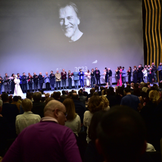 "Ruski konzul" zatvorio FEST, ovacije za Žarka Lauševića