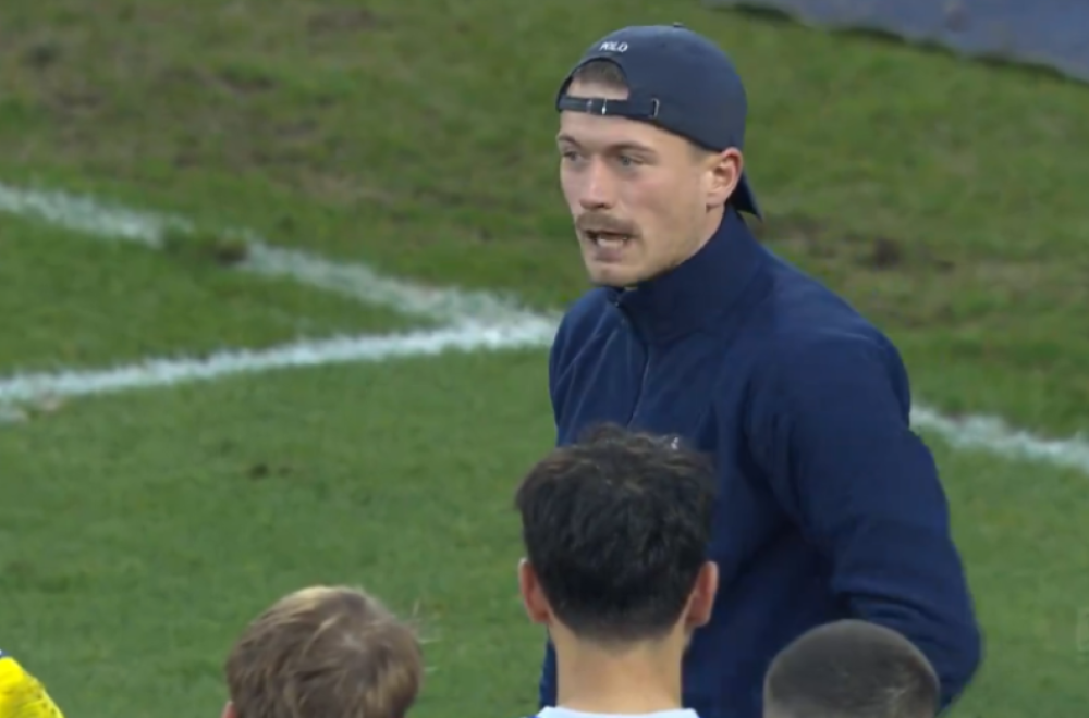 Neobične scene u Bundesligi – vođa navijača postrojavao igrače VIDEO