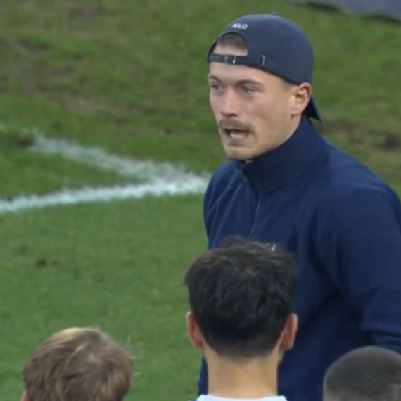 Neobične scene u Bundesligi – vođa navijača postrojavao igrače VIDEO