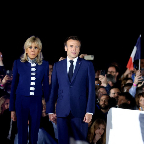 Ispravka: Viralna fotografija na kojoj su navodno Brižit i Emanuel Makron je lažna