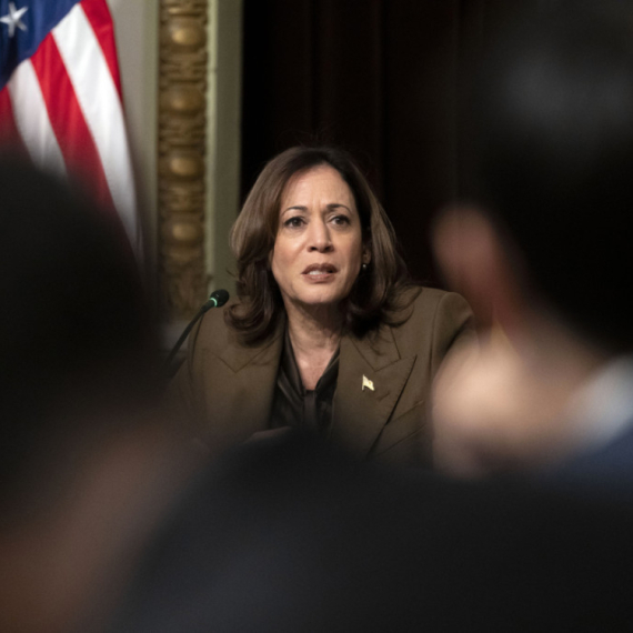 Kamala "pritiska" Bajdena