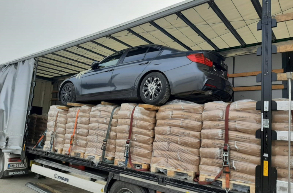 Carnici u neverici: Vozač šlepera sakrio ceo BMW ispod cerade