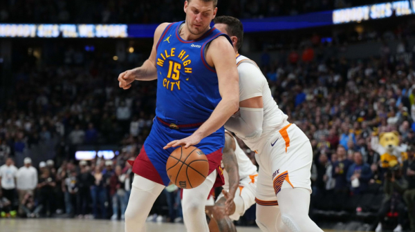 Jokićev dabl-dabl protiv nemoćnog Nurkića – ali Finiks slavio posle produžetka VIDEO