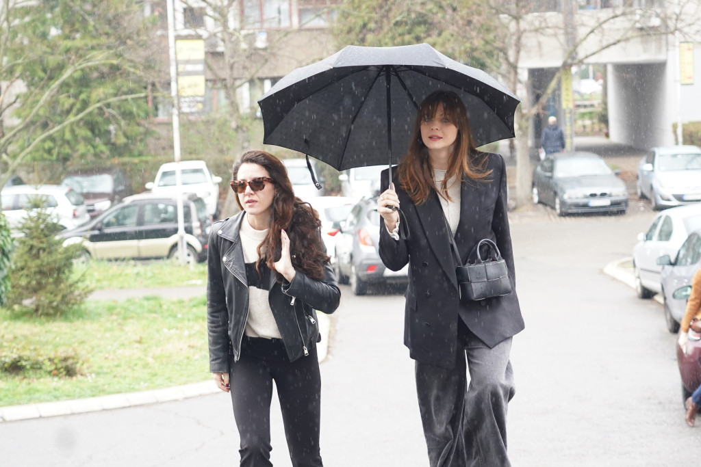 Anđela Jovanović stigla na suđenje sa Lečićem: Brojne kolege došle da je podrže FOTO