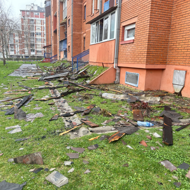 Jutro nakon požara u Čačku: Stanari se nisu vratili u domove, stanovi natopljeni vodom FOTO