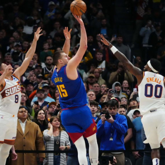 Jokić nestvarnom trojkom uz zvuk sirene zaludeo Ameriku VIDEO
