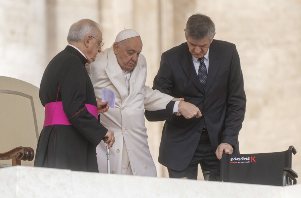 Papa Franja skratio govor, ne oseća se dobro