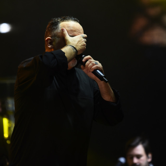 Potpuni haos na nastupu Tonija Cetinskog u Beogradu: Izgubio ravnotežu i pao na glavu VIDEO