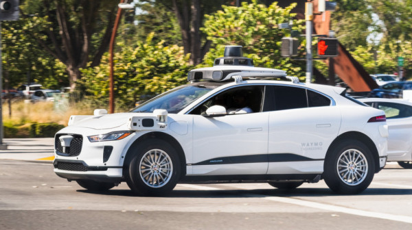 Kako se samovozeći robotaksi našao usred oružane policijske opsade u Los Anđelesu VIDEO