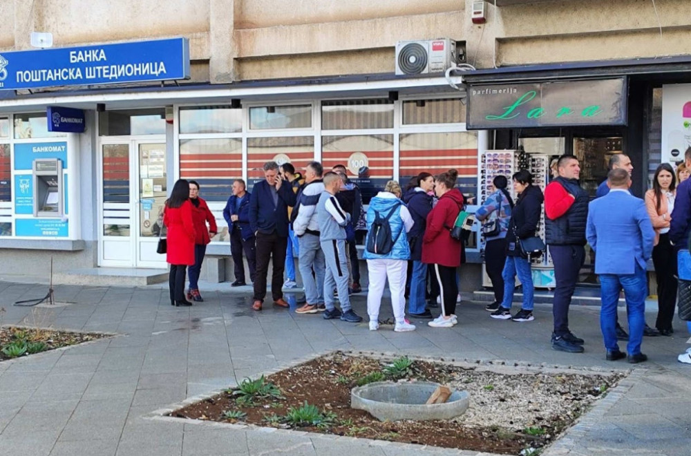 Hoće li neko stati na put tiraniji: Prosvetni radnici u Kosovskoj Mitrovici bezuspešno čekali da podignu plate