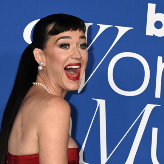 Znali smo da nešto nije u redu sa haljinom, onda je okrenula pozadinu FOTO