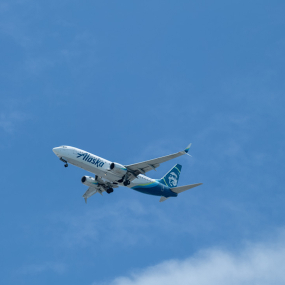 Miris u avionu naterao pilote da hitno slete sa 10.000 metara