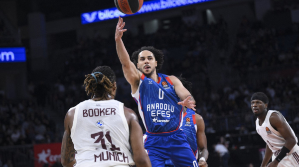 Efes ubedljiv protiv Bajerna, Larkinovih 28 poena, Lučić na koti 18