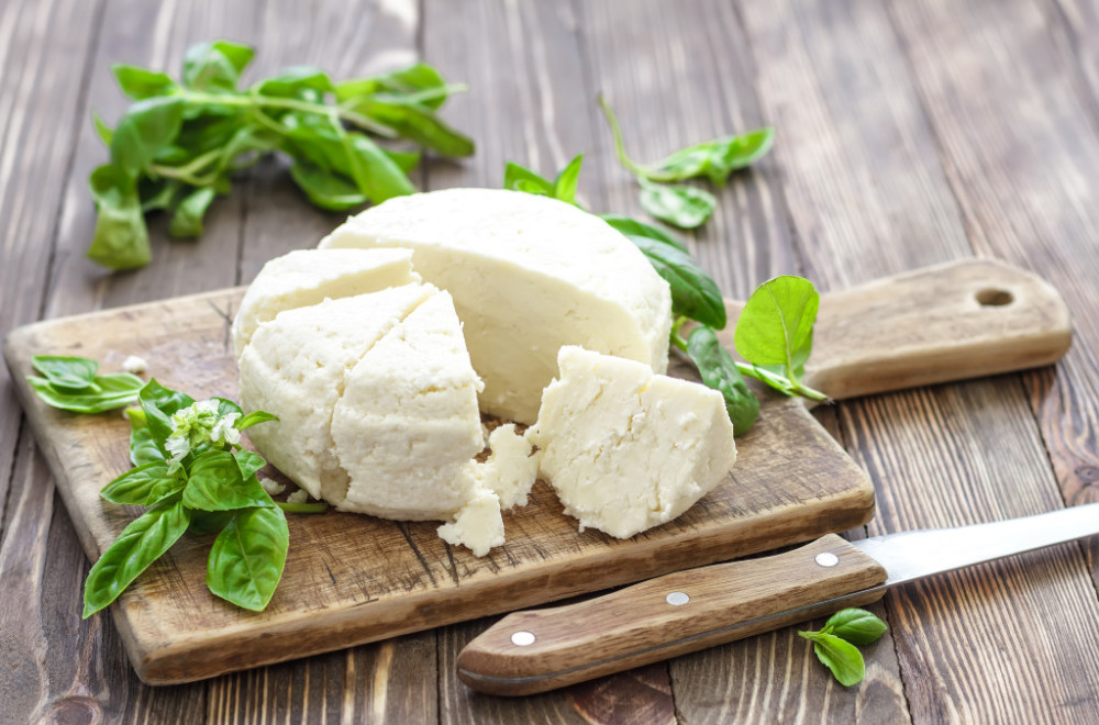 Zdrav doručak ili skriveni problem? Nutricionisti otkrili šta zrnasti sir radi vašem srcu
