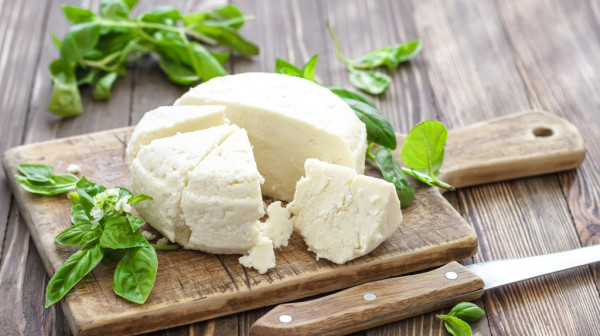 Zdrav doručak ili skriveni problem? Nutricionisti otkrili šta zrnasti sir radi vašem srcu