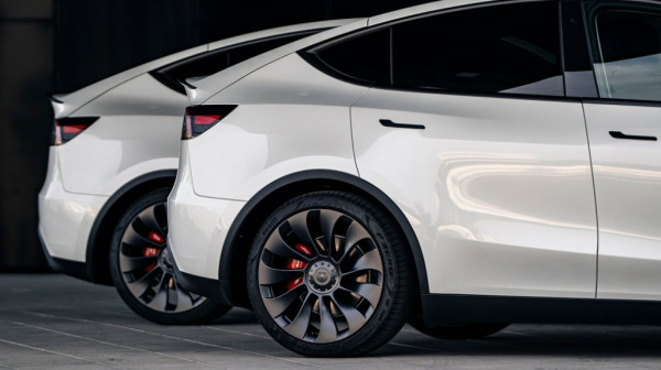 Tesla objavio opoziv za više od tri miliona vozila