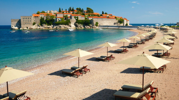 Astronomske cene na Crnogorskom primorju; Vrtoglavih 240 evra za mesto na plaži