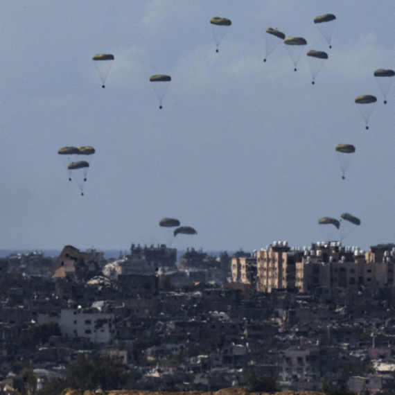 Vojska SAD isporučila četvrti paket pomoći Pojasu Gaze iz vazduha