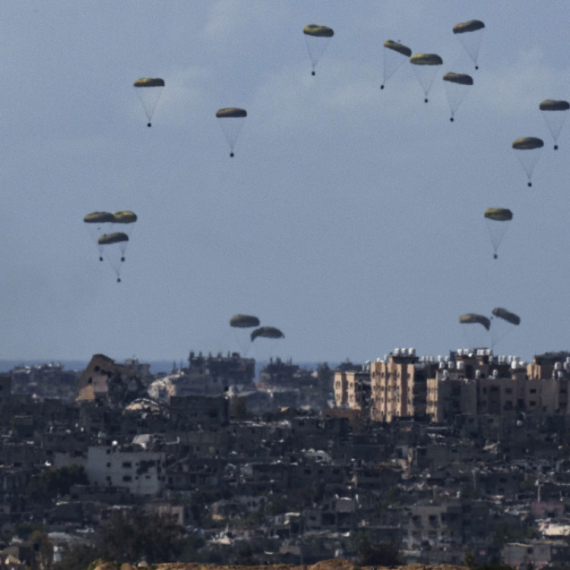 Vojska SAD isporučila četvrti paket pomoći Pojasu Gaze iz vazduha