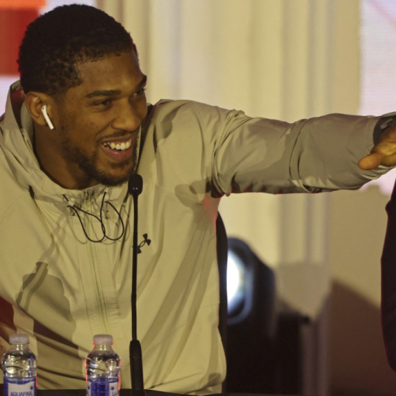 Džošua nokautirao Kamerunca u Rijadu VIDEO