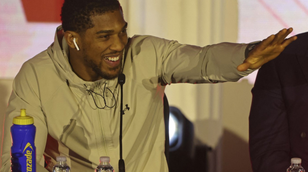 Džošua nokautirao Kamerunca u Rijadu VIDEO