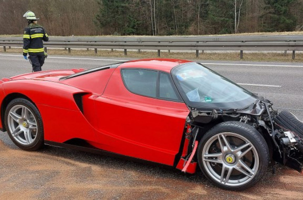 Slupao Ferrari na Autobanu: Delovi automobila odleteli 200 metara FOTO