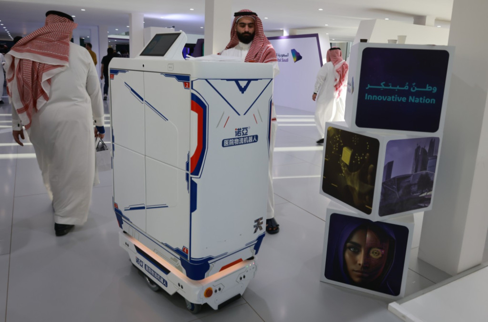 Ljudi zgroženi: Robot uhvatio novinarku za zadnjicu VIDEO